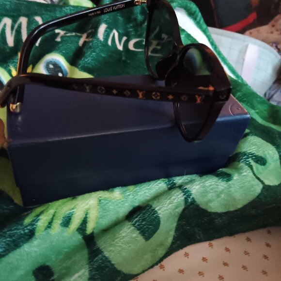 Louis Vuitton sun glasses - Picture 2 of 3